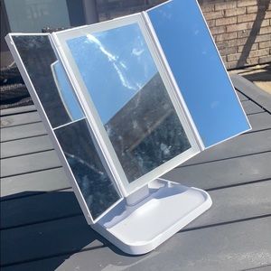 Light up makeup mirror